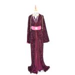 Takchita marocaine bordeaux à sequins avec ceinture rose