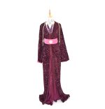 Takchita marocaine bordeaux à sequins avec ceinture rose