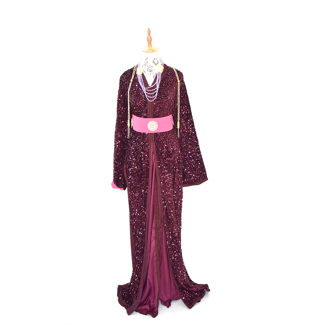 107 Takchita marocaine bordeaux à sequins avec ceinture rose – Image 1
