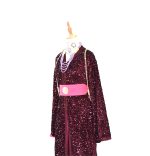Takchita marocaine bordeaux à sequins avec ceinture rose – Image 3