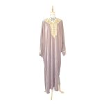 Caftan fassi de ville mauve brodé or – Élégance traditionnelle
