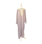Caftan fassi de ville mauve brodé or – Élégance traditionnelle