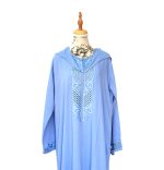 Jellaba bleue brodée – Style marocain raffiné – Image 5
