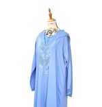 Jellaba bleue brodée – Style marocain raffiné – Image 3