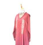 Jellaba marocaine brodée rose poudré – Image 3