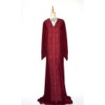 Caftan en velours rouge brodé – Caftan marocain élégant