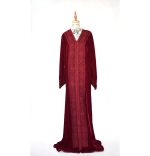Caftan en velours rouge brodé – Caftan marocain élégant