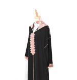 Jellaba noire élégante avec broderies roses et capuche – Image 2